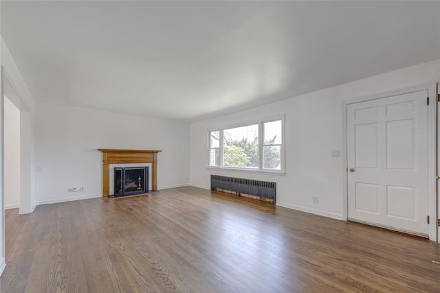126 Bayville Avenue, Bayville, NY 11709