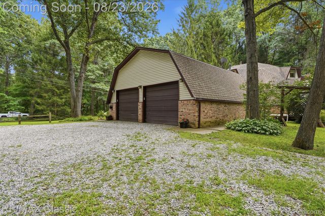 5109 Harvey Lake Road, Highland Charter Township, MI 48356