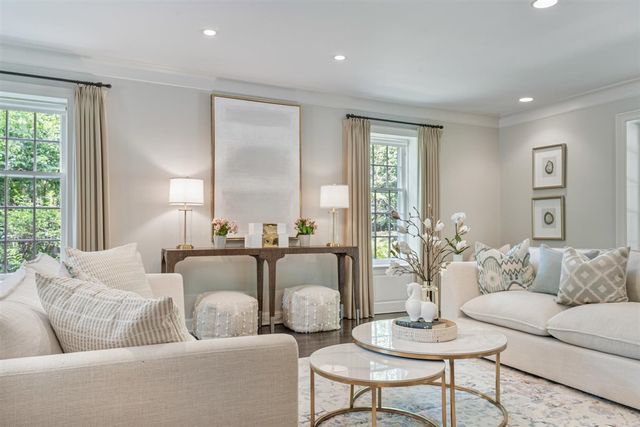 62 Woodley Road, Winnetka, IL 60093