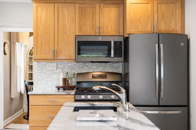 1050 County Road B2 W, Roseville, MN 55113