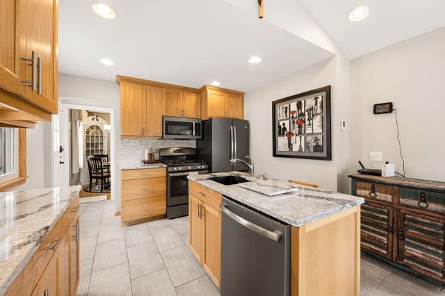 1050 County Road B2 W, Roseville, MN 55113