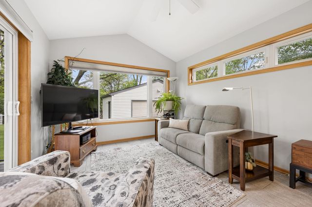 1050 County Road B2 W, Roseville, MN 55113