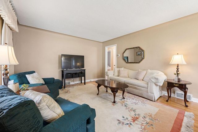 1050 County Road B2 W, Roseville, MN 55113