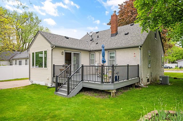 1050 County Road B2 W, Roseville, MN 55113