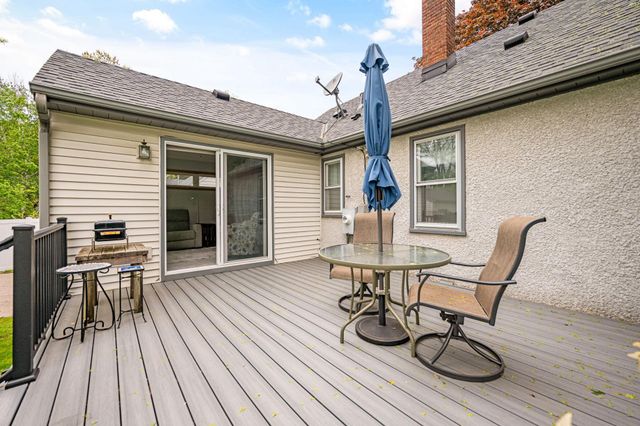 1050 County Road B2 W, Roseville, MN 55113