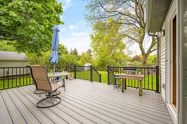 1050 County Road B2 W, Roseville, MN 55113