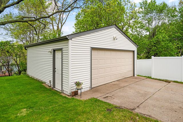 1050 County Road B2 W, Roseville, MN 55113