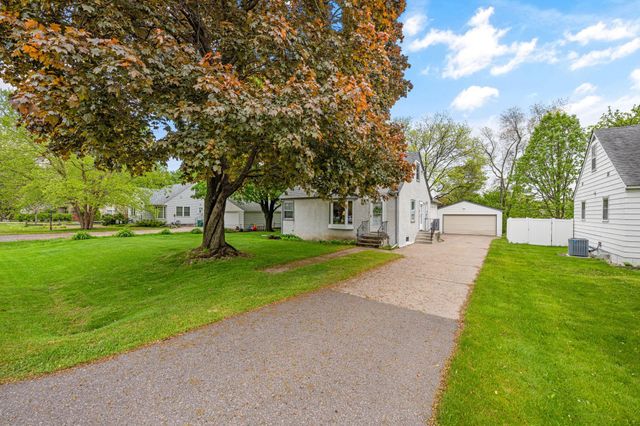 1050 County Road B2 W, Roseville, MN 55113