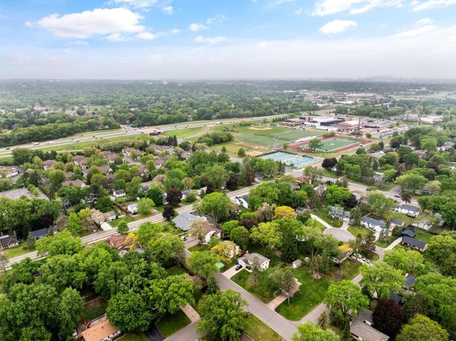 1050 County Road B2 W, Roseville, MN 55113