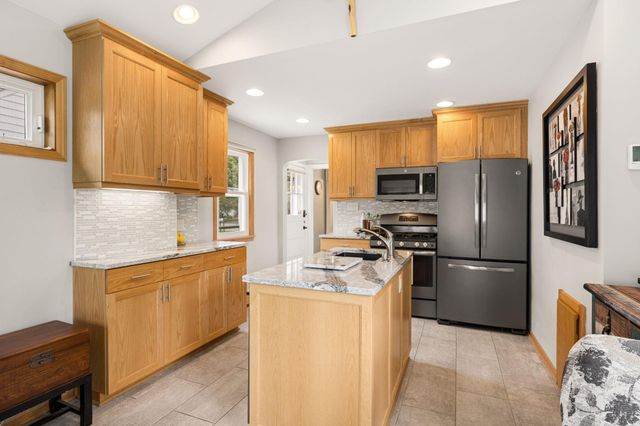 1050 County Road B2 W, Roseville, MN 55113