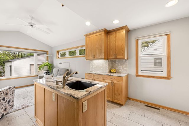 1050 County Road B2 W, Roseville, MN 55113