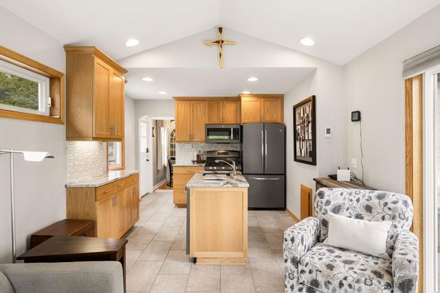 1050 County Road B2 W, Roseville, MN 55113