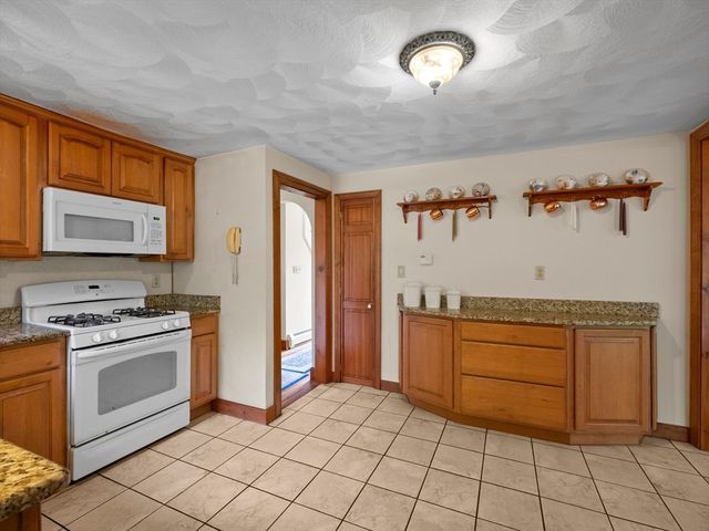 39 School House Ln, Billerica, MA 01821