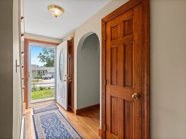 39 School House Ln, Billerica, MA 01821
