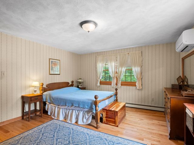 39 School House Ln, Billerica, MA 01821