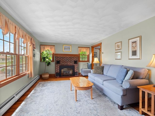 39 School House Ln, Billerica, MA 01821