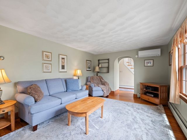 39 School House Ln, Billerica, MA 01821