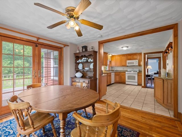 39 School House Ln, Billerica, MA 01821