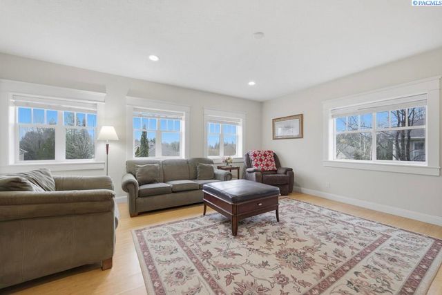 1027 SW Ryan Ct, Pullman, WA 99163