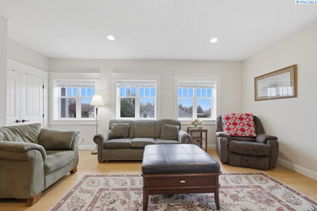 1027 SW Ryan Ct, Pullman, WA 99163