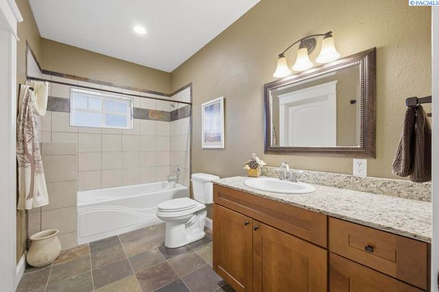 1027 SW Ryan Ct, Pullman, WA 99163