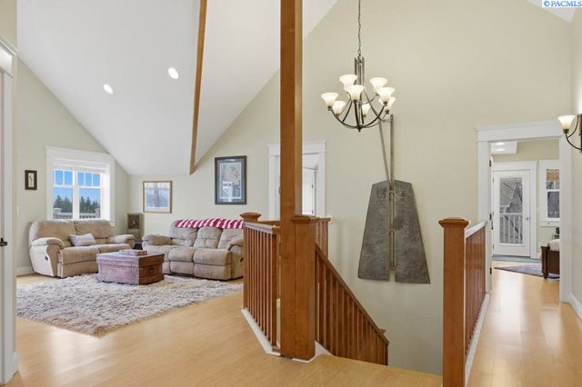 1027 SW Ryan Ct, Pullman, WA 99163