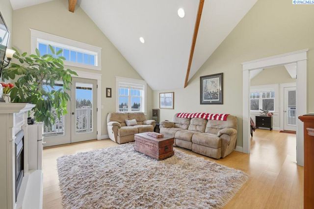 1027 SW Ryan Ct, Pullman, WA 99163