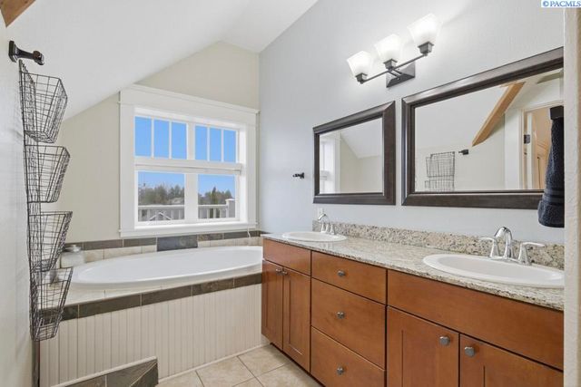 1027 SW Ryan Ct, Pullman, WA 99163