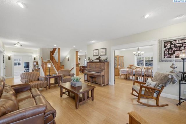 1027 SW Ryan Ct, Pullman, WA 99163