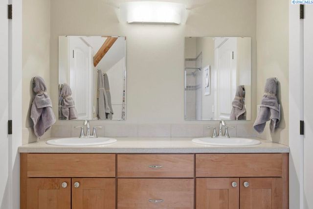 1027 SW Ryan Ct, Pullman, WA 99163