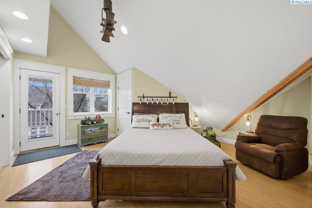 1027 SW Ryan Ct, Pullman, WA 99163