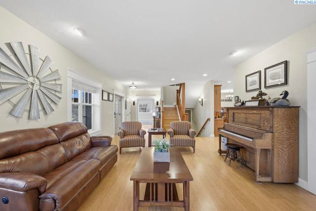 1027 SW Ryan Ct, Pullman, WA 99163