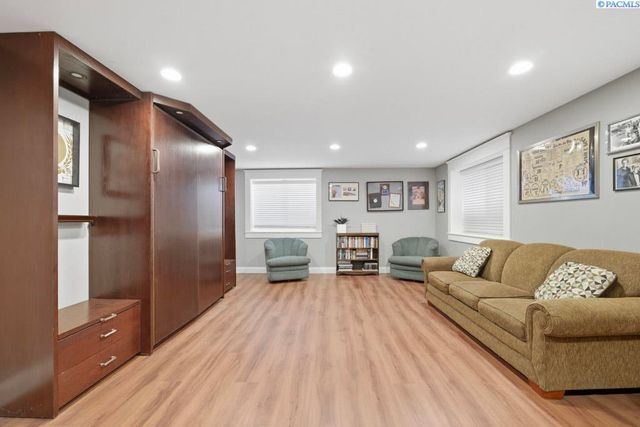 1027 SW Ryan Ct, Pullman, WA 99163