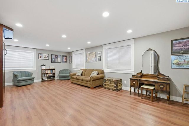 1027 SW Ryan Ct, Pullman, WA 99163