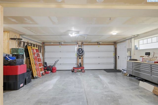 1027 SW Ryan Ct, Pullman, WA 99163