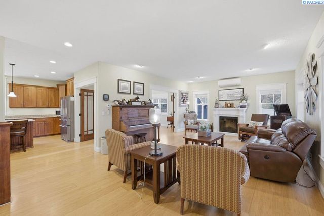 1027 SW Ryan Ct, Pullman, WA 99163