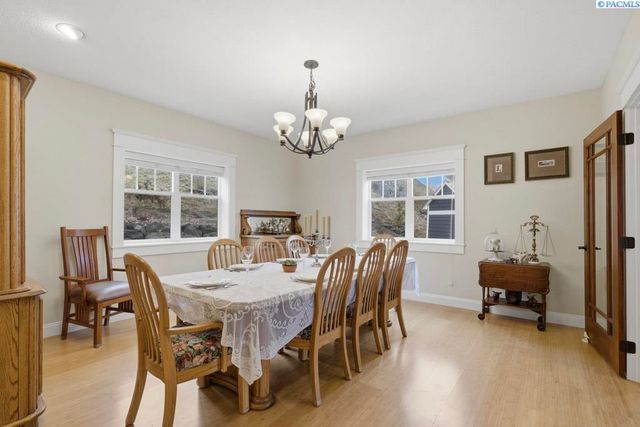 1027 SW Ryan Ct, Pullman, WA 99163