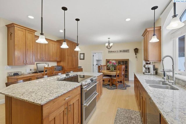 1027 SW Ryan Ct, Pullman, WA 99163