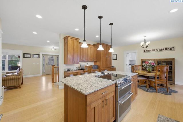 1027 SW Ryan Ct, Pullman, WA 99163