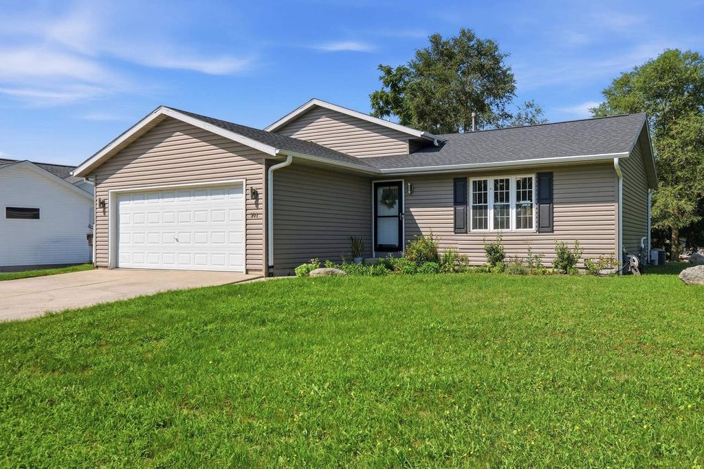 301 Ridgeview Drive, Lake Mills, WI 53551