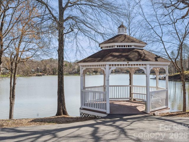 1044 Hunters Run Drive, Tega Cay, SC 29708