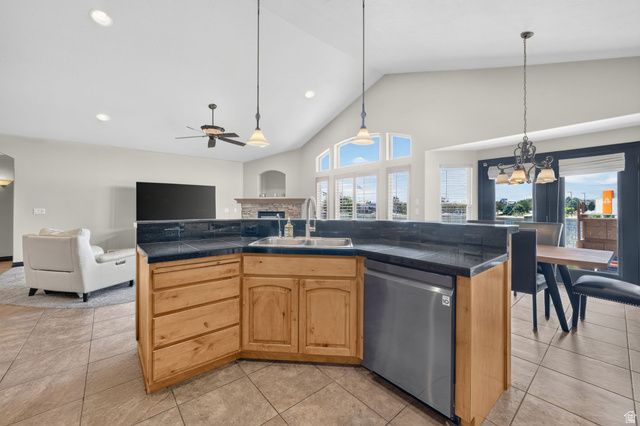 11372 S VIA ARBOLES CT, South Jordan, UT 84095