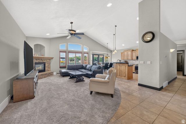 11372 S VIA ARBOLES CT, South Jordan, UT 84095