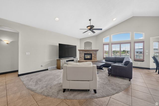 11372 S VIA ARBOLES CT, South Jordan, UT 84095
