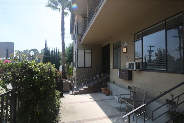 2649 N Beachwood Drive, Los Angeles, CA 90068