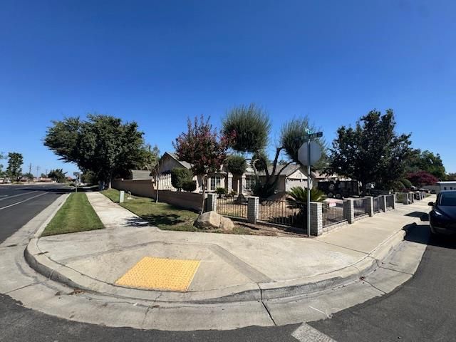 14498 W G Street, Kerman, CA 93630