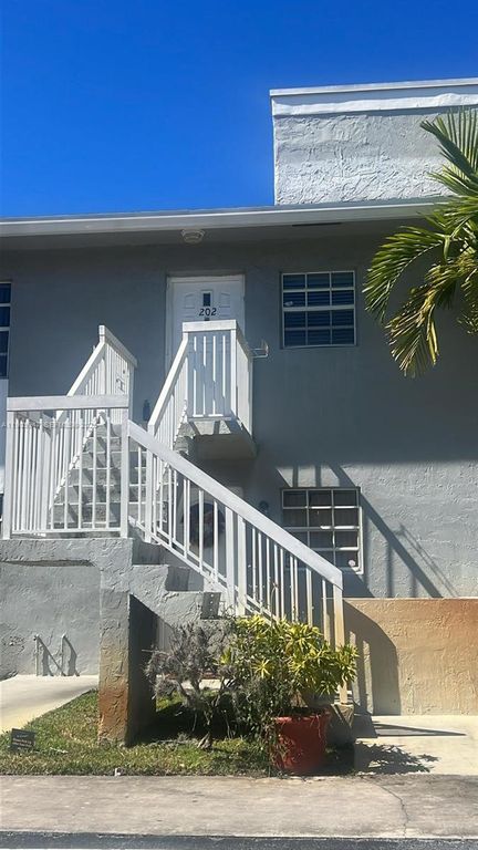 438 NE 210th Cir Terrace 202-4B, Miami, FL 33179