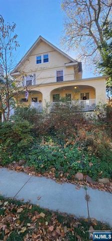 180 Crescent Avenue, Leonia, NJ 07605