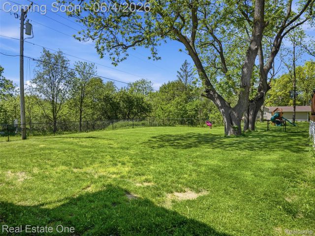 879 N Hacker Road, Oceola Township, MI 48843