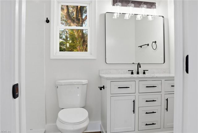 2 Park Manor RD, Portsmouth, VA 23701